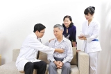 Kiểm soát tài chính khi chăm sóc sức khỏe đặc biệt cho người thân